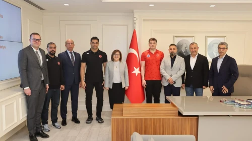 Olimpiyat yolculuğu Gaziantep'te! Türkiye'nin gururu iki şampiyon yüzücü Gazi şehre transfer oldu