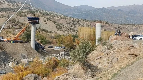 Diyarbakır’da şantiyede facia: İskele yerle bir oldu