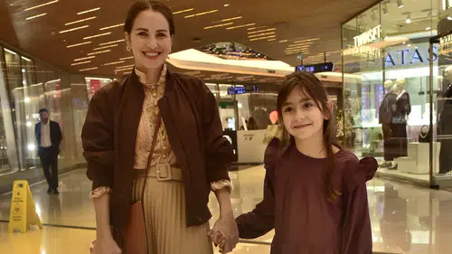 Aslı Tandoğan ailesiyle görüntülendi! Tiyatro sonrası alışveriş keyfi