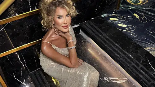 Gizem Özdilli 'Hüp' ile gözyaşlarını zor tuttu! 90’lar gecesi Kıbrıs’ta nostalji seli