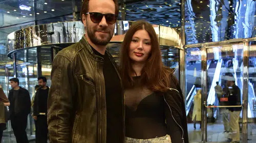 Kaan Taşaner ve Seray Dura yeni lezzet peşinde! AVM turlarında yakalandılar