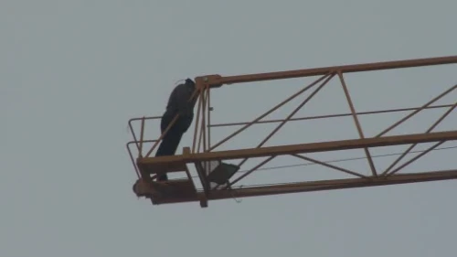 Avcılar’da parasını alamayan işçi kule vince çıktı