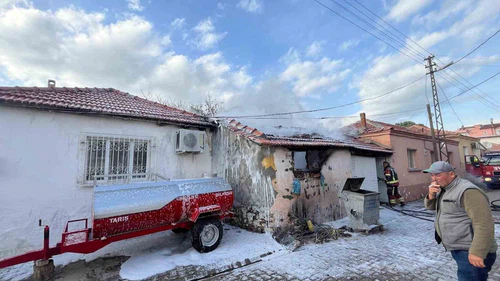 Kısa sürdü ama etkisi büyük... Depo bir anda alevlere teslim oldu!