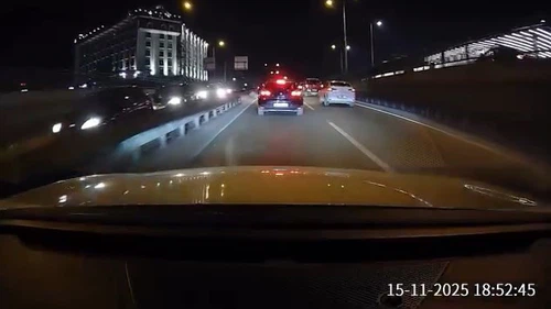 Trafikte nefes kesen anlar... Araçların üzerine çıktı, O anlar kamerada!