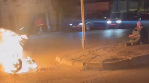 Öfkesine yenildi! Arızalanan motosikletini yol ortasında ateşe verdi...