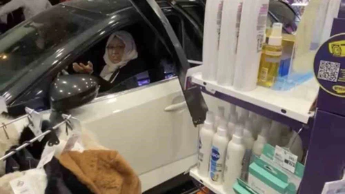 Mağaza içinde kaza kabusu: Otomobil camları parçaladı!