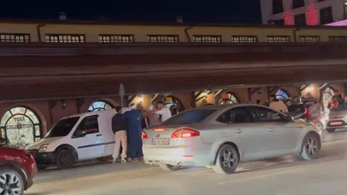 Çarpışmadan tehditlere...Trafik kazası kısa sürede gerilime dönüştü!