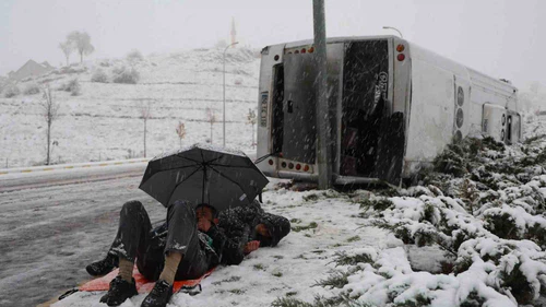 Şemsiye altında yardım bekledi: Ekipler seferber oldu...