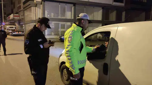 Trafik denetiminde peş peşe gelen şok: Çifte ehliyet skandalı!