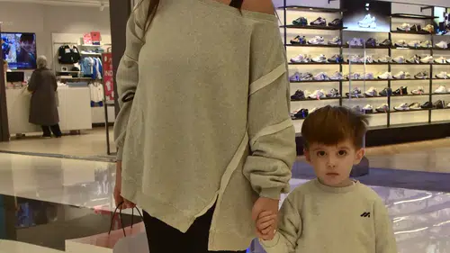 Anne-oğul şıklığı göz kamaştırdı! Hande Soral Zorlu’da poz verdi