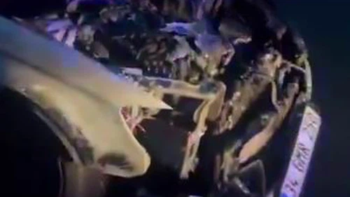 Sabaha karşı alevler sokağı aydınlattı... Otomobil yangını kamerada!