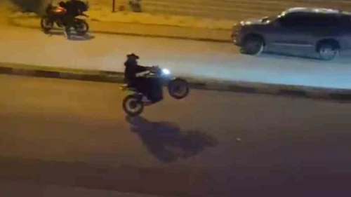 Motosikletlilerin tek tekerle tehlikeli yolculukları kamerada