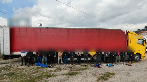 Durdurulan tırın dorsesinden çıkan manzara polis ekiplerini bile şaşkına çevirdi!