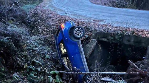 Yedigöller yolunda korkutan anlar: Otomobil şarampole yuvarlandı