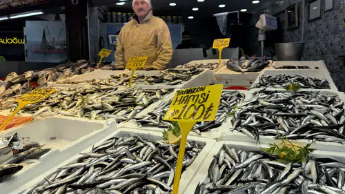 Balık tezgâhlarında yüzler gülüyor: Hamsi ve istavrit 100 TL