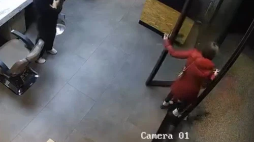 Esenyurt’ta kuaför salonunda ödeme oyunu... Kartım arabada deyip kaçtı!