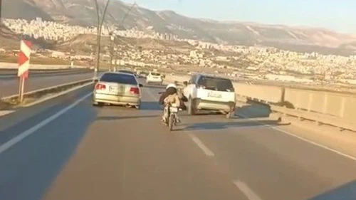 Trafikte pes dedirten ölüme yolculuk: Motosiklet üzerine yattı!