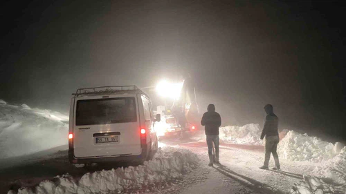 Muş’ta köy yolunda mahsur kalan 7 kişi kurtarıldı