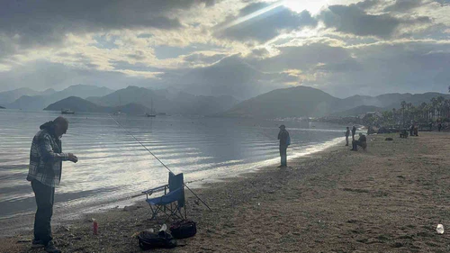 Sağanak sonrası güneş yüzleri güldürdü, Marmaris sahilleri doldu
