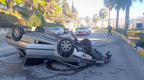 Virajda kontrolden çıktı, direğe çarptı... Antalya'da ortalık savaş alanına döndü!