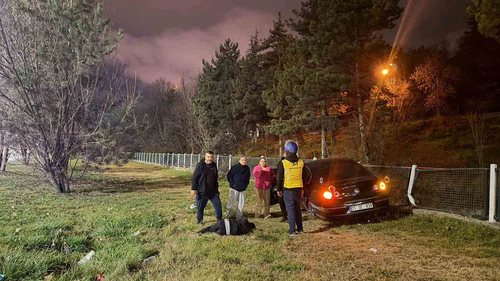 Eskişehir çevreyolunda kaza: Otomobil korkuluklara saplandı!