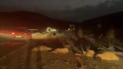 Yüksekova'da koyun sürüsüne çarpan otomobilde 4 kişi kurtuldu