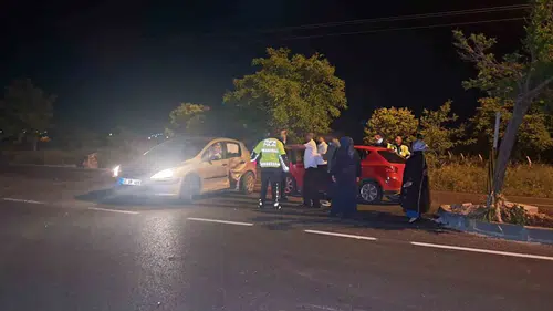 Kilis yolunda can pazarı: İki araç birbirine girdi, ortalık savaş alanına döndü