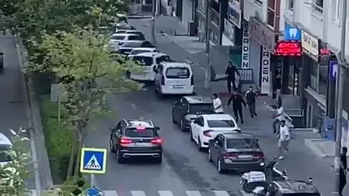 Esenyurt'ta emlakçıda başlayan kavga sokakta bıçaklı kovalamacaya dönüştü