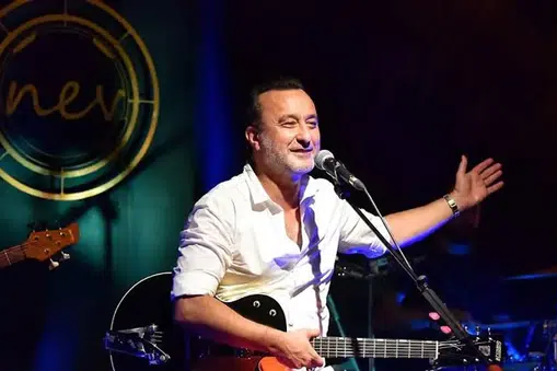 Şarkıcı Nev