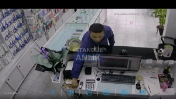 Küçükçekmece Atatürk Mahallesi’nde cep telefon hırsızlığı kamerada