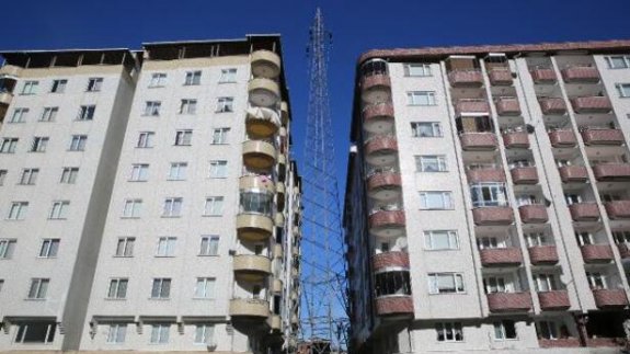 Binalar Arasındaki Yüksek Gerilim Hattı Direği, Vinçle Kaldırıldı