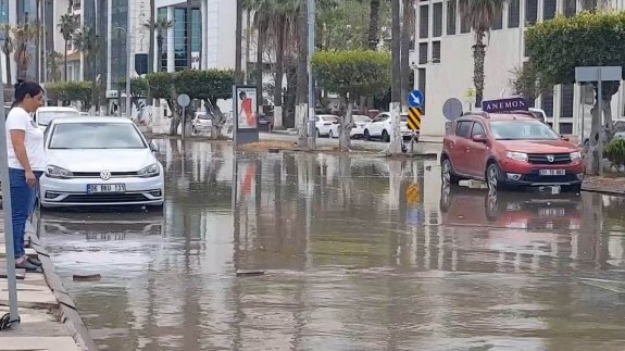 İskenderun'da lodos; kıyı şeridi yine su altında kaldı