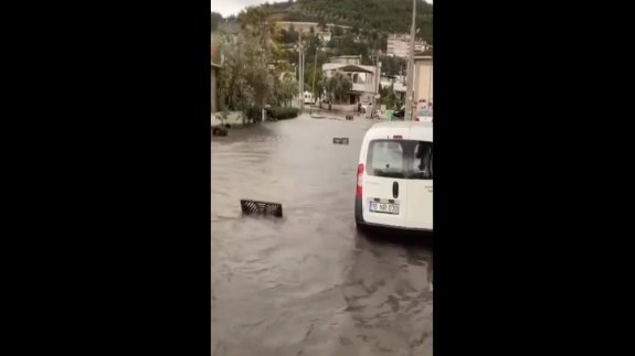 Bursa'da deniz ve yol birleşti, vatandaşlar zor anlar yaşadı