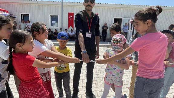 Ahıska Türkü çocukların yüzü gönüllü öğretmenlerin masallarıyla gülüyor