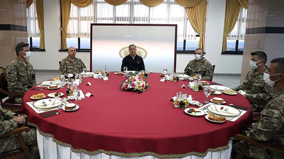 Milli Savunma Bakanı Akar bordo berelilerle iftar yaptı