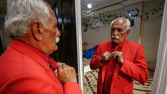 Şırnaklı 75 yaşındaki 'Aziz amca' 10 yıldır rengarenk giyiniyor