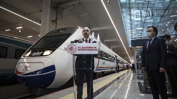 Kovid-19 nedeniyle durdurulan tren seferleri yeniden başladı