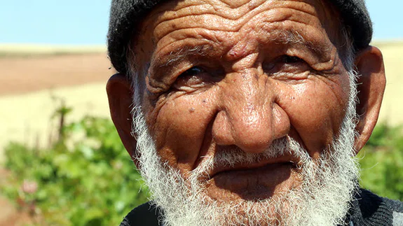 90 yaşındaki Osman Erol, 35 yılda 40 bin fidanı toprakla buluşturdu