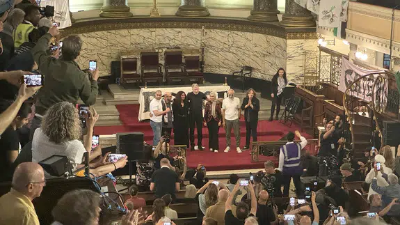 Rock grubu Pink Floyd'un kurucularından Roger Waters, Filistin'e destek için sahneye çıktı