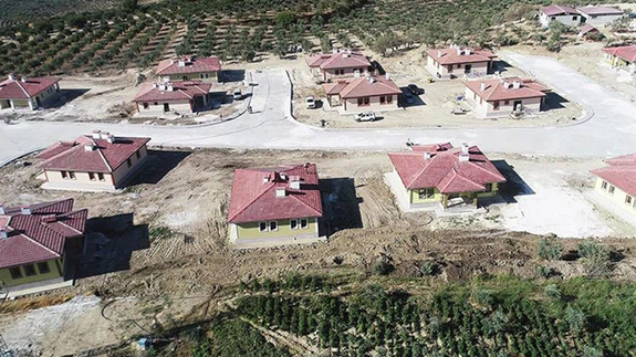 Hatay'da depremzedeler için yapılan köy evlerinde ilk teslimat kasımda