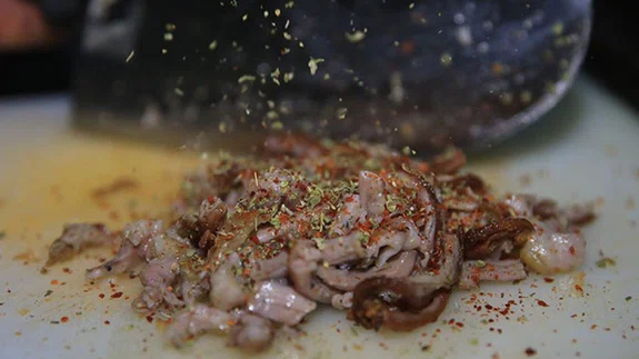 Kokusuyla ve tadıyla cezbeden sokak lezzeti: Kokoreç