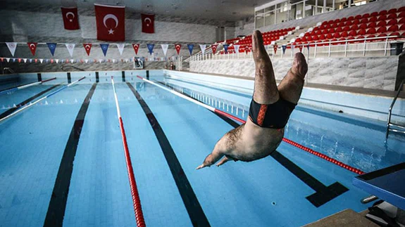 Protezli beden eğitimi öğretmeni, hem okulda hem de havuzda şampiyon yetiştiriyor