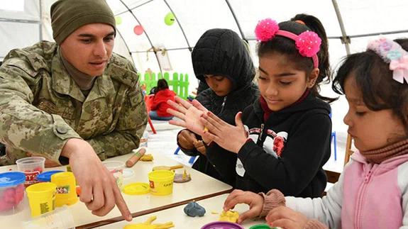 Mehmetçiğin kurduğu çadırlarda çocuklar etkinliklerle depremin etkisinden uzaklaşıyor
