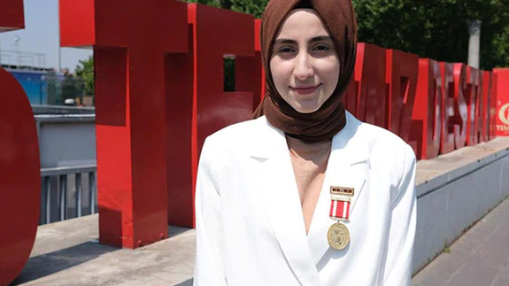 Kendisini 14 yaşında gazi yapan kurşunun izini "madalya" gibi gururla taşıyor