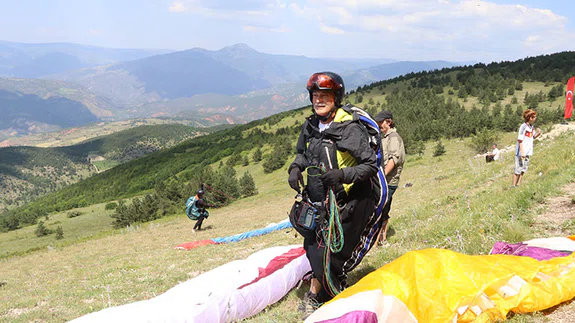 Samsunlu 63 yaşındaki yamaç paraşütçüsü 14 yıldır gökyüzünde süzülüyor