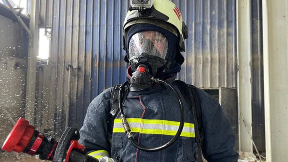 Babalarının izinden giden üç itfaiye eri alevlere müdahale ediyor