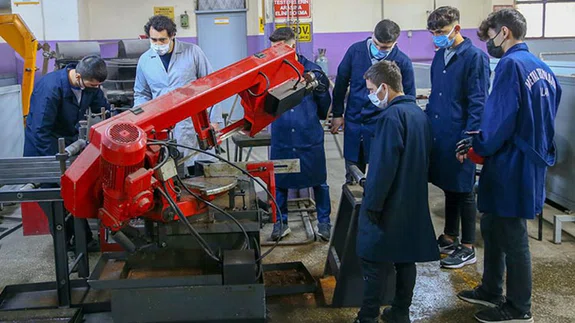 Mesleki eğitimdeki yenilikler öğrencilere erken yaşta iş olanağı sunuyor