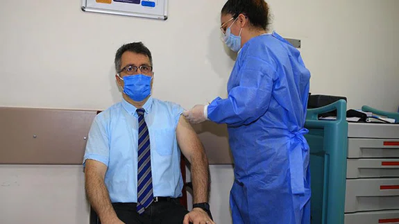 CoronaVac aşısı sağlık çalışanlarına uygulanmaya başlandı