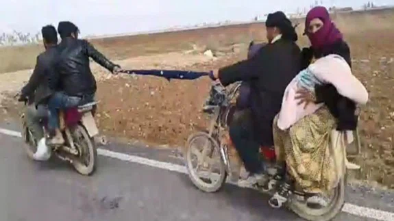 Eşarbı Halat Yapıp Arkadaki Aileyi Çekti