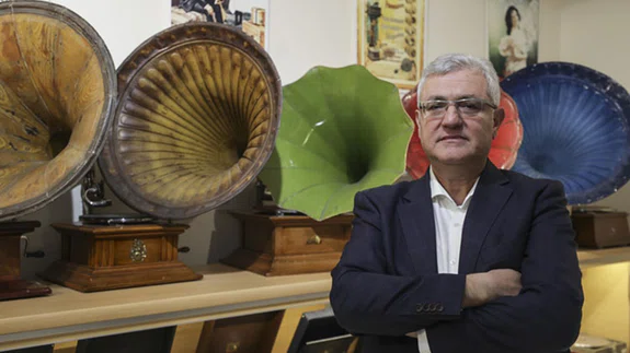 Gramofon aşkıyla 35 yılda 165 parçalık koleksiyon oluşturdu